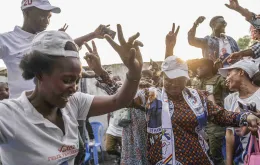 Zwolennicy prezydenta Félixa Tshisekedi cieszą się po ogłoszeniu jego zwycięstwa. Goma, Kongo, 31 grudnia 2023 r.  / fot. Moses Sawasawa / AP / EAST NEWS 