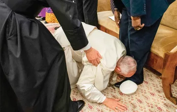 Papież Franciszek podczas rekolekcji dla przywódców Sudanu Południowego ucałował ich stopy. Watykan, 11 kwietnia 2019 r.  / POLARIS IMAGES / EAST NEWS