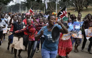  Zwolennicy lidera opozycji Raila Odinga świętują w Uhuru Park po wysłuchaniu werdyktu Sądu Najwyższego, Nairobi, Kenia 1.09.2017 r. / Fot. Ben Curtis / AP / EAST NEWS