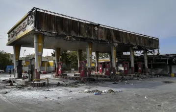 Spalona przez protestujących stacja benzynowa w Teheranie, 17 listopada 2019 r. / Fot. Abdolvahed Mirzazadeh / ISNA / AP / East News / 