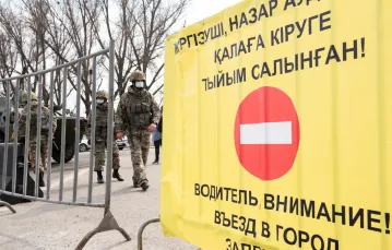 "Zakaz wjazdu do miasta", jeszcze cyrylicą, wydany w trakcie pandemii koronawirusa, Nur-Sułtan (dawniej Astana), marzec 2020 r. / Fot. Timur Batyrshin / Sputnik Russia / East News / 