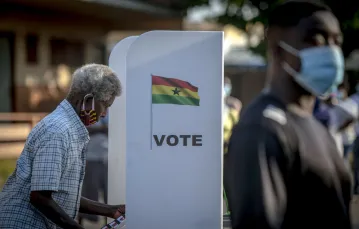 Głosowanie w wyborach prezydenckich i parlamentarnych w lokalu wyborczym pod gołym niebem w stolicy Ghany Akrze, 7 grudnia 2020 r. Fot. CRISTINA ALDEHUELA/AFP/East News / 