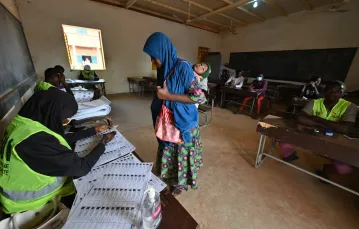Głosowanie w lokalu wyborczym w Niamey, Niger, 27 grudnia 2020 r./ FOT. ISSOUF SANOGO/AFP/East News / 