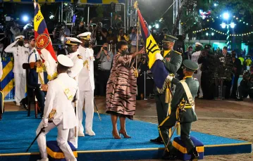 Uroczyste obchody ogłoszenia Republiki Barbadosu. Sandra Mason, pierwsza prezydent kraju, składa przysięgę. Bridgetown, 30 listopada 2021 r. / FOT. RANDY BROOKS/AFP/East News / 