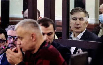 Były prezydent Gruzji Micheil Saakaszwili w sądzie w Tbilisi, grudzień 2021 r. / FOT. IRAKLI GEDENIDZE/AFP/East News / 