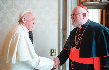 Papież Franciszek i ówczesny przewodniczący Konferencji Episkopatu Niemiec kardynał Reinhard Marx podczas prywatnej audiencji w Watykanie, 3 lutego 2020 r. / HANDOUT / VATICAN MEDIA / AFP / EAST NEWS