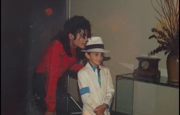 Michael Jackson z kilkuletnim Wade'em Robsonem, zdjęcie pochodzi z filmu „Leaving Neverland” / fot. HBO / materiały prasowe