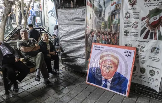 Ogródek kawiarni w Teheranie i tarcza do rzutek z portretem Donalda Trumpa. Iran, 22 maja 2026 r. // Fot. Morteza Nikoubazl / Getty Images