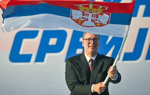 Aleksandar Vučić jest prezydentem Serbii od 9 lat. Teraz obiecał, że złoży urząd i rozpisze wybory parlamentarne. Opozycja sądzi, że Vučić chce zostać u władzy, tylko już jako premier. Na zdjęciu: na wiecu zwolenników Vučić ogłasza swoją decyzję. Belgrad, 27 czerwca 2026 r. // Fot. Oliver Bunic / AFP / East News