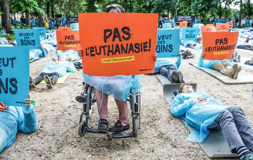 Protest przeciwników legalizacji eutanazji i wspomaganego samobójstwa podczas debaty nad ustawą we francuskim Zgromadzeniu Narodowym. Paryż, 12 maja 2026 r. // Fot. Geoffroy Van der Hasselt / AFP / East News