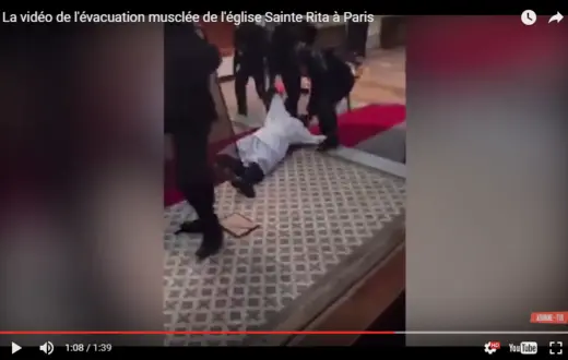 Usuwanie przez policję protestujących przeciw wyburzeniu kościoła św. Rity w Paryżu, 3 sierpnia 2016 r. / / źródło: YouTube