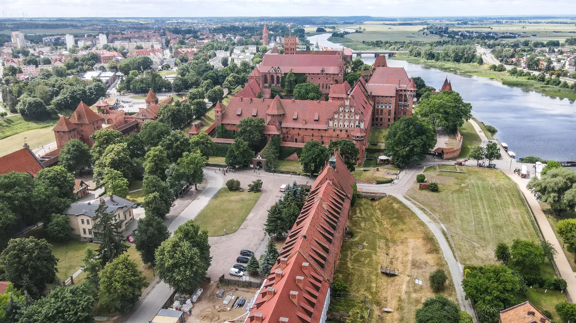 Zamek w Malborku. Na pierwszym planie - odrestaurowane budynki Przedzamcza. Czerwiec 2023 r. // Fot. Materiały prasowe