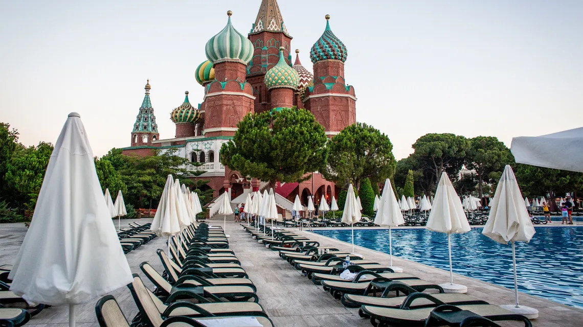Kompleks hotelowy Kremlin Palace w Lara koło Antalyi ( Turcja ) z repliką moskiewskiego Soboru Wasyla Błogosławionego // Fot. Chris McGrath / Getty Images