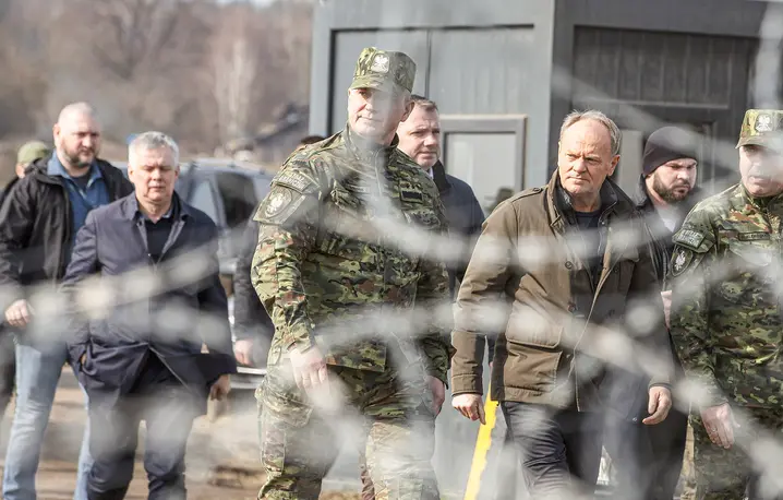 Donald Tusk wraz z ministrami obrony narodowej i spraw węwnetrznych na granicy z Białorusią. Ozierany Małe, 22 marca 2025 r. // Fot. Marek Maliszewski / Reporter