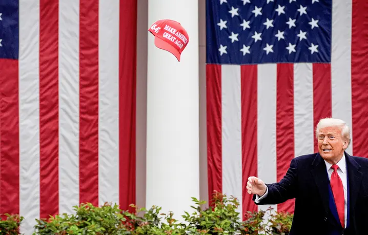 Donald Trump po ogłoszeniu nowych taryf celnych w Ogrodzie Różanym Białego Domu. Waszyngton, 2 kwietnia 2025 r. // Fot. Kent Nishimura / Getty Images
