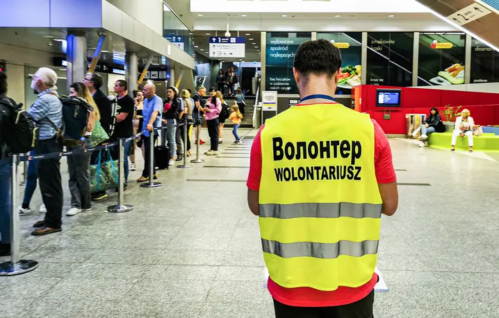 Wolontariusz pomagający uchodźcom z Ukrainy na Dworcu Głównym w Krakowie. Czerwiec 2022 r. // Fot. Beata Zawrzel / Reporter