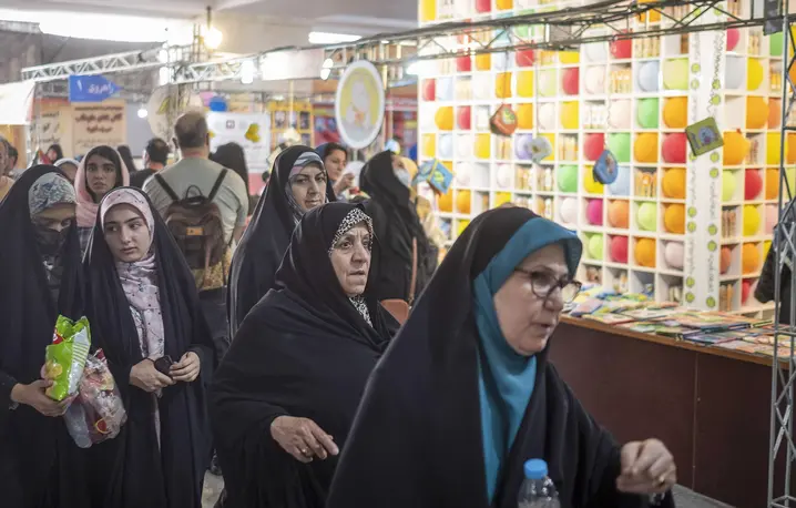 Międzynarodowe Targi Książki w Teheranie w Wielkim Meczecie Imama Chomeiniego. Iran, 14 maja 2023 r. // Fot. Morteza Nikoubazl / Getty Images