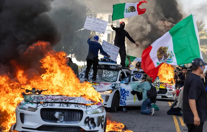 Protesty w Los Angeles, 8 czerwca 2025 r. // Fot. Ringo Chiu / AFP / East News