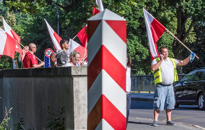 Pikieta Ruchu Obrony Granic przy polsko-niemieckim moście na Nysie Łużyckiej. Porajów, gmina Bogatynia. 3 lipca 2025 r. // Fot. Krzysztof Ćwik / PAP