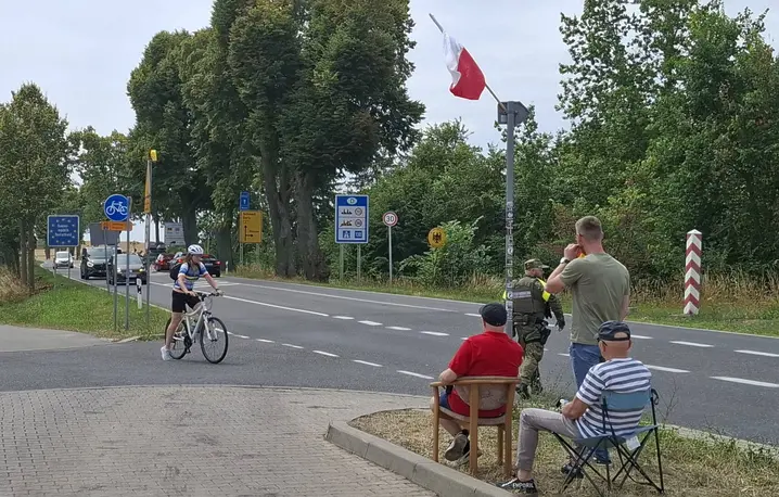 Patrol obywatelski na przejściu granicznym z Niemcami w Rosówku. W tle niemieccy strażnicy graniczni przeprowadzają wyrywkową kontrolę. 5 lipca 2025 r. // Fot. Krzysztof Jabłonowski