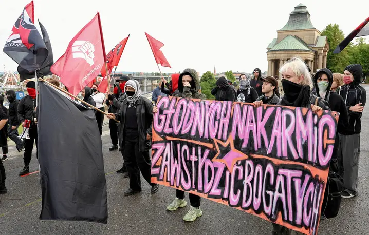 Kontrmanifestacja zorganizowana przez Antifa - Akcja Antyfaszystowska obok manifestacji Nie dla masowej imigracji w Polsce zorganizowana przez Mlodziez Wszechpolska Szczecin .