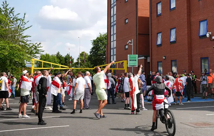Demonstracja przeciwników kwaterowania azylantów pod hotelem Castle Bromwich Holiday Inn w Birmingham, 24 sierpnia 2025 r. // Fot. Jacob King / EPA / PAP