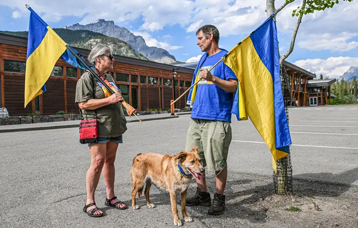 Proukraińscy aktywiści podczas szczytu liderów G7 w Kanaskis. Kanada, 16 czerwca 2025 r. // Fot. Artur Widak / Anadolu / Getty Images