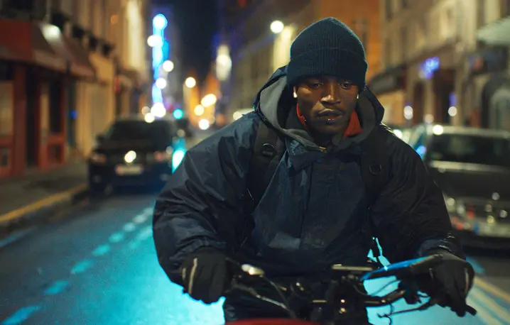 Abou Sangaré w filmie "HISTORIA SOULEYMANE`A”, reż. Boris Lojkine. Francja, 2024 r. // Materiały prasowe HBO