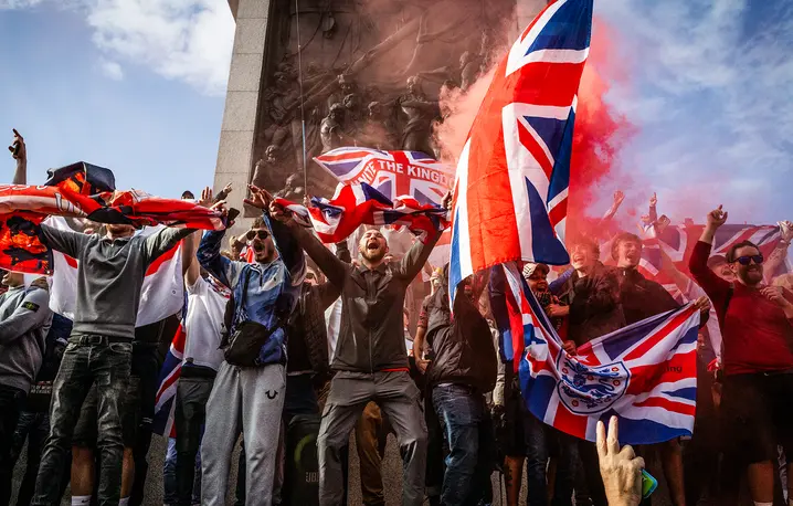 Przeciwnicy imigracji demonstrują na londyńskiej Trafalgar Square, 13 września 2025 r. W sondażach 70 proc. Brytyjczyków wyraża pogląd, że imigracja na Wyspy jest zbyt wysoka, a połowa uważa, że źle wpływa ona na kraj. // Fot. Barton / SOPA / Rex Features/ East News