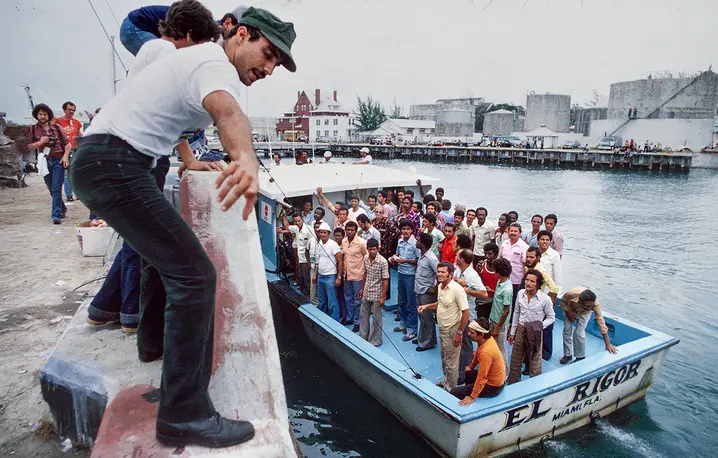 Uciekinierzy z Kuby przybijają do portu Key West na Florydzie, kwiecień 1980 r. W tej fali emigracji, na którą zezwolił reżim Castro, do USA przybyło 125 tys. Kubańczyków. // Fot. ZUMA Press / Alamy / Be&W