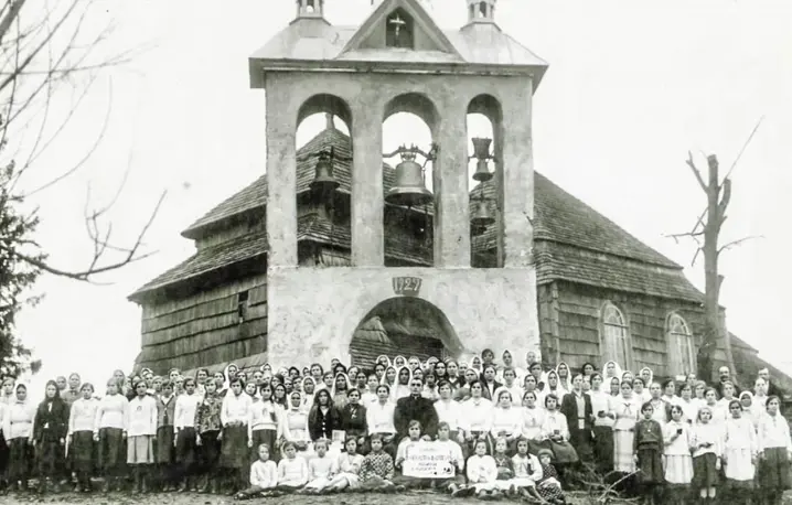 Mieszkańcy wsi Liskowate przed swoją cerkwią, dziewczęta w środku trzymają plakat z napisem „Bractwo Apostolstwa Modlitwy”. Rok 1929. // Archiwum prywatne Nadii Tutowej