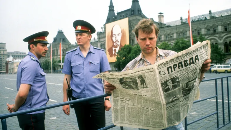 O tamta wiosno, cóż to był za piękny czas! Nasi wykładowcy wpadają rano z gazetami, szczęśliwi. Trudno im się dziwić: w „Prawdzie” coraz więcej prawdy, a przecież dotąd było odwrotnie! Na zdjęciu: Moskwa, 1990 r. // Fot. Wojtek Laski / East News