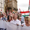 Péter Magyar (w pierwszym rzędzie, w białej koszuli) na zwołanej przez siebie 50-tysięcznej antyrządowej demonstracji w Budapeszcie, 6 kwietnia 2024 r. // Fot. Abaca Press / Forum