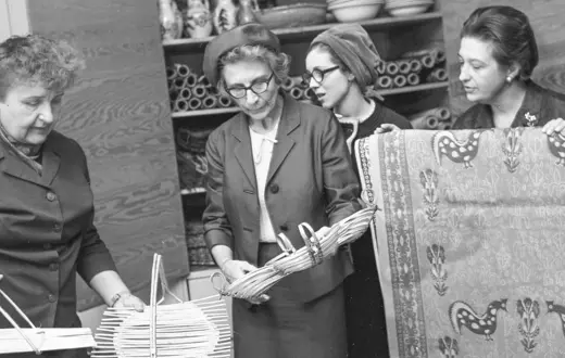 Wanda Telakowska (pierwsza z lewej), dyrektorka IWP oprowadza po Instytucie małżonkę premiera Szwecji Ainę Erlander. Warszawa, 23 listopada 1967 r. // Fot. Bolesław Miedza / PAP