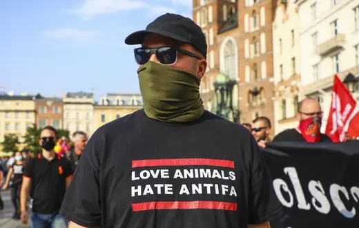 „Lubię zwierzęta, nienawidzę Antify". Na marszu prawicy, Rynek Głowny Kraków, sierpień 2020 r. // fot. Beata Zawrzel / NurPhoto / Getty Images