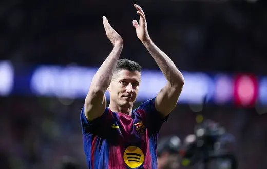 Robert Lewandowski świętuje zwycięstwo podczas meczu pomiędzy Atletico de Madrid i FC Barcelona. Madryt, 4 kwietnia 2026 r. // Fot. Oscar J. Barroso / Zuma Press / Forum