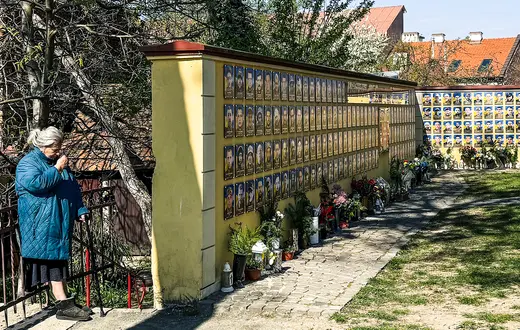 Miejsce pamięci poświęcone żołnierzom poległym w wojnie rosyjsko-ukraińskiej na placu przed wejściem do grekokatolickiej Katedry Podwyższenia Krzyża Świętego. Użhorod, 5 kwietnia 2026 r. // Fot. Juliusz Pielichowski