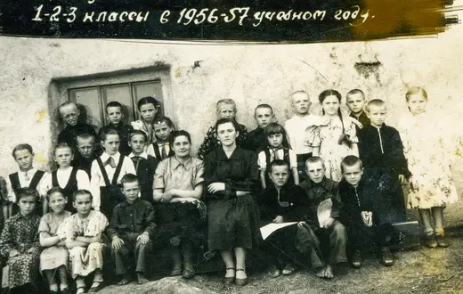 Uczniowie klas I, II i III szkoły siedmioletniej w Krasnodolsku, w roku szkolnym 1956–1957. Krasnodolsk, Kazachska SRS, lata 50. XX wieku. // prywatne archiwum Dmitriy Panto