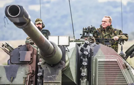 Minister Pistorius (z prawej) wśród żołnierzy Bundeswehry, 2024 r. // Fot. Christopher Neundorf / EPA / PAP