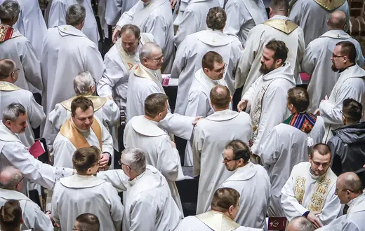Księża podczas mszy krzyżma świętego. Poznań, 28 marca 2023 r. // Fot. Piotr Skórnicki / Agencja Wyborcza.pl