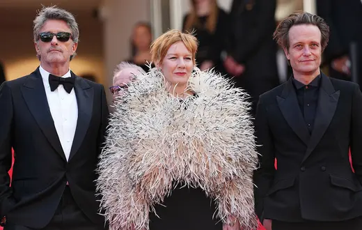 Paweł Pawlikowski, Sandra Hüller i August Diehl przed premierą filmu "'Fatherland" na 79. Międzynardowym Festiwalu Filmowym w Cannes. 14 maja 2026 r. // Fot. Scott A Garfitt / AP / East News