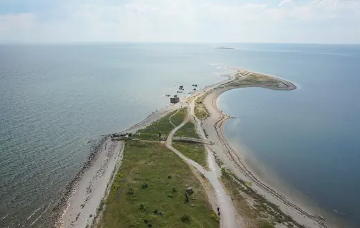 W dobrą pogodę z latarni morskiej Sõrve na południu Saremy w Estoni da się dostrzec brzeg Łotwy // Fot. Adam Robiński