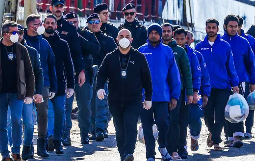 Migranci przywiezieni do portu w Shëngjin w Albanii, dokąd Włochy skierowały 49 osób do ośrodków recepcyjnych w ramach umowy między Włochami a Albanią o prowadzeniu procedur azylowych poza UE, 28 stycznia 2025 r. // Fot. Armando Babani / Matrix / Imago / East News