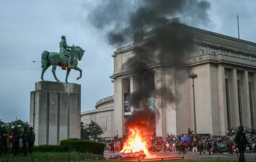 Samochód podpalony przez kibiców świętujących zwycięstwo PSG w finale Ligi Mistrzów UEFA. Paryż, 30 maja 2026 r. // Fot. Lou Benoist / AFP / East News