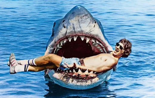 Steven Spielberg na planie filmu „Szczęki”, 1975 r. // Pictorial Press Ltd / Alamy / BE&W