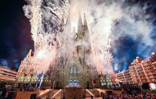 Pokaz sztucznych ogni podczas poświęcenia wieży Jezusa Chrystusa przez papieża Leona XIV w bazylice Sagrada Familia. Barcelona, 10 czerwca 2026 r. // Emilio Morenatti / AP / East News