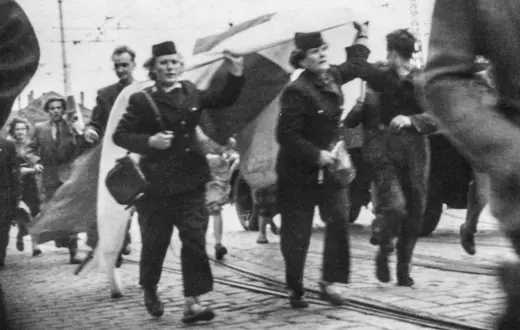 Konduktorki Stanisława Sobańska i Helena Przybyłek maszerujące w pochodzie, 28 VI 1956 r. // IPN