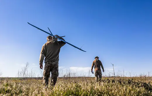 Żołnierze ukraińskiego wywiadu lotniczego z dronami na linii frontu w rejonie Bachmutu. Ukraina, 10 maja 2024 r. // Fot. AA/ABACA / Abaca Press / Forum