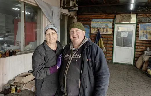 Anatolij wraz ze swoją krewną, Ljubą, przed wejściem do „Czumackiego Szlaku”. // Fot. Antonina Palarczyk