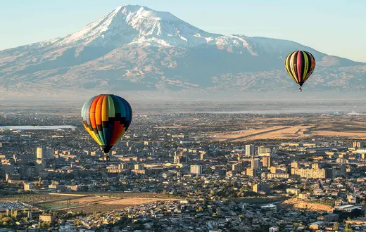 Erywań, stolica Armenii, jesień 2025 r. W oddali widoczny Ararat: święta góra dla Ormian i symbol ich kraju, która dziś znajduje się na terytorium Turcji. // Fot. Karen Minasyan / AFP / East News
